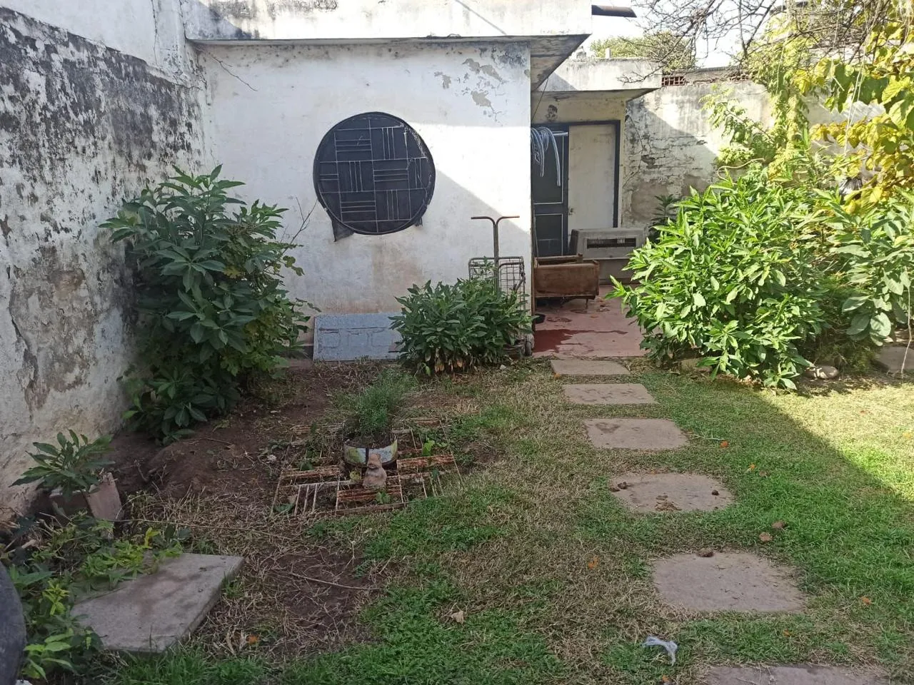 La oportunidad que pocos ven: casa con potencial en el corazón de Los Naranjos!
