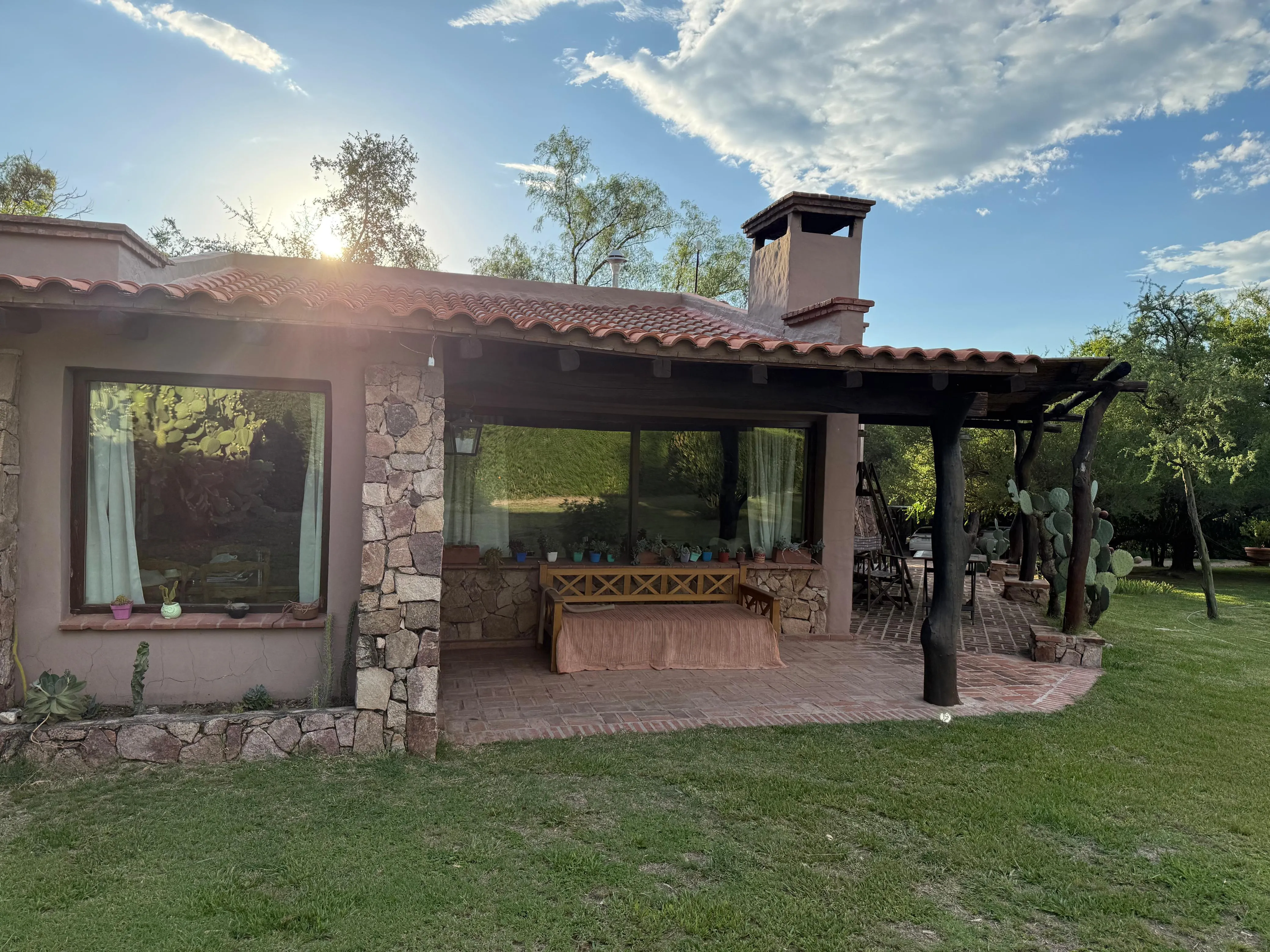 CASA SOÑADA en SAN JAVIER YACANTO. HERMOSO DISEÑO Y VISTAS ÚNICAS AL CHAMPAQUI !...