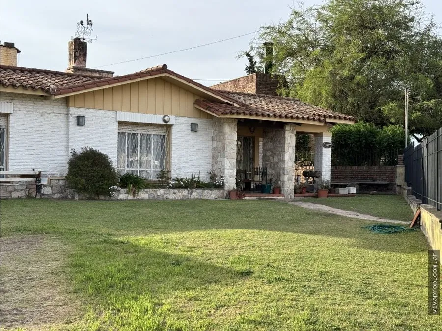 casa carlos paz barrio becciú con parque y pileta