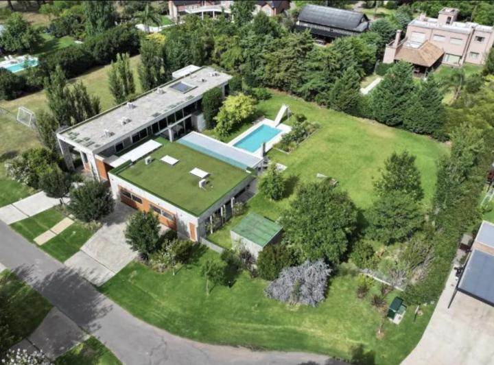 Casa · 2495m² · 7 Ambientes · 4 Cocheras