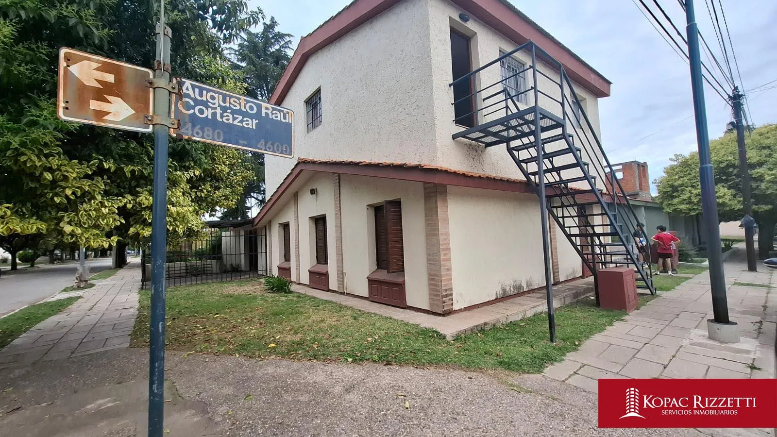 POETA LUGONES (CORTAZAR ESQ MANUEL CARLES) - VENTA CASA 4 DORM MAS DEPARTAMENTO...