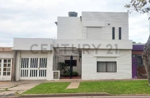 Casa · 157m² · 4 Dormitorios · 1 Cochera