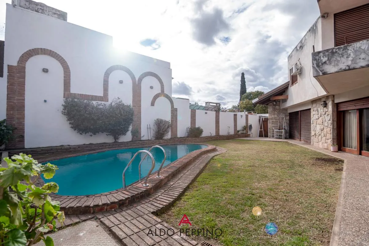 ESPECTACULAR CASA TRES DORM - PATIO CON PILETA