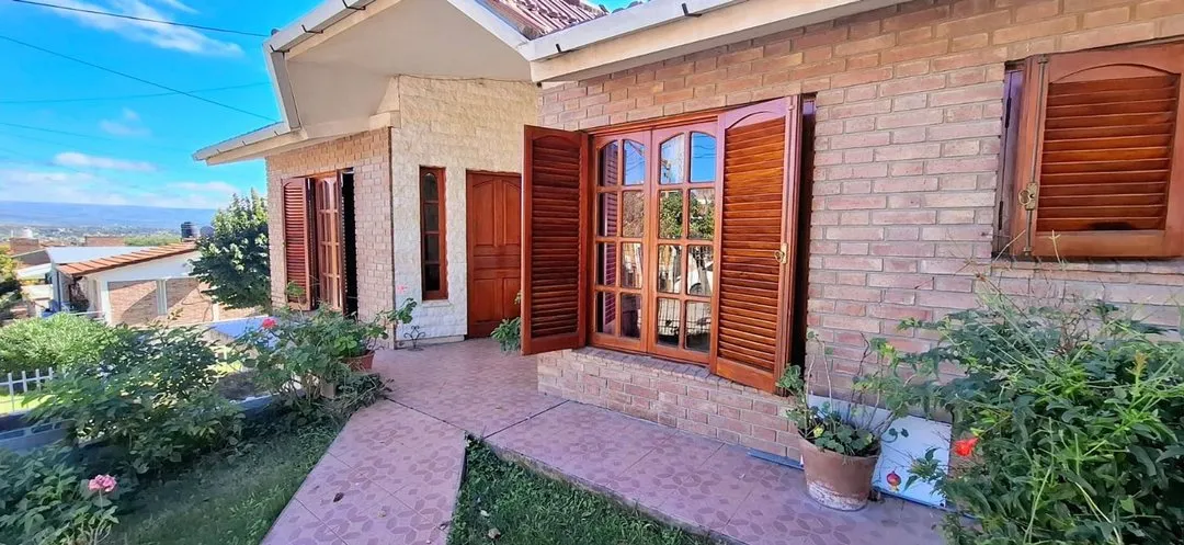 CASA + 3 DEPARTAMENTOS CABAÑA V.CARLOS PAZ  CORDOBA 3 DORMI COCHERA JARDIN TURISMO INVERSION APTO CREDITO LENDAR VENTA