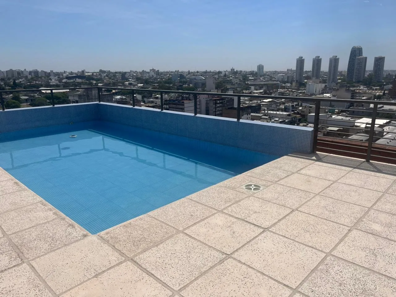 CENTRO , EXCELENTE DEPTO EN VENTA DE 2 DORMITORIOS CON PILETA Y ASADORES !