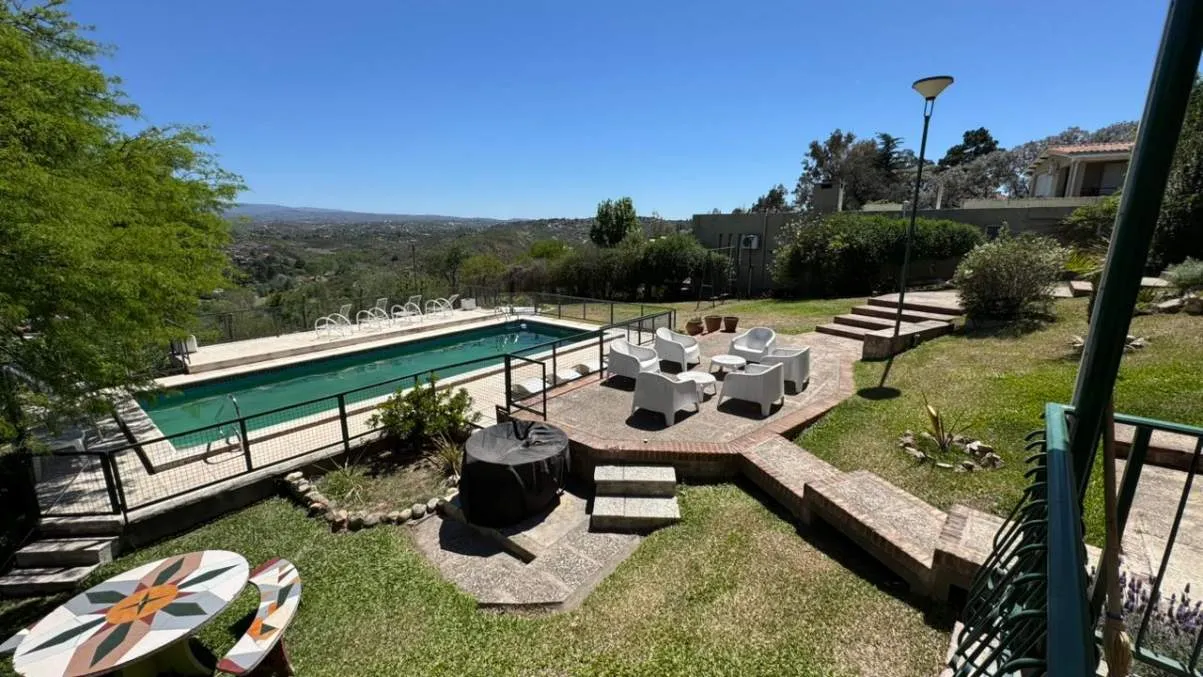 CASA EN VENTA  VILLA CARLOS PAZ VILLA DEL LAGO 1500  M2 TERRENO 4 DORMITORIOS