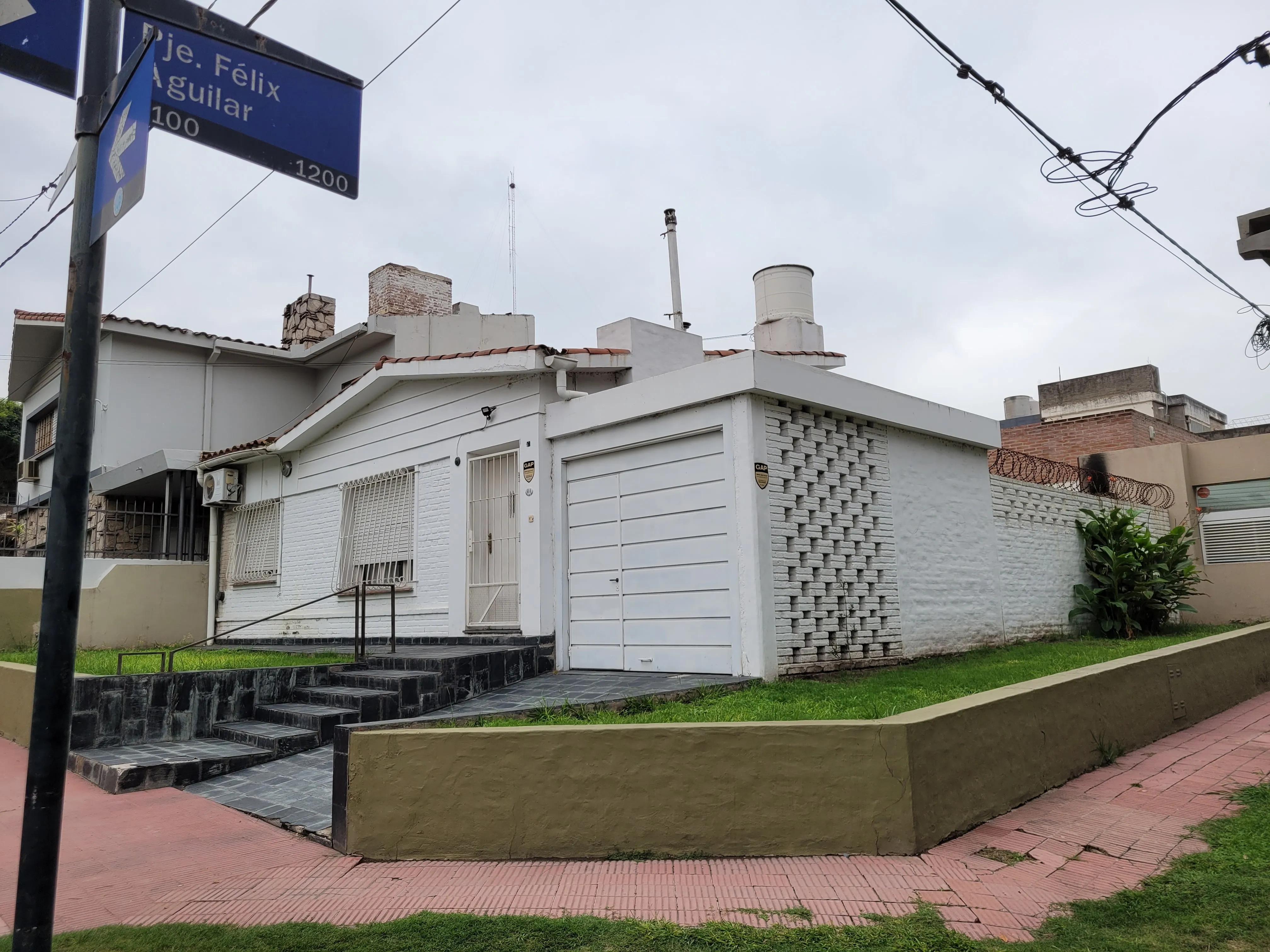 CASA ESQUINA PASO DE LOS ANDES Y FELIX AGUILAR
