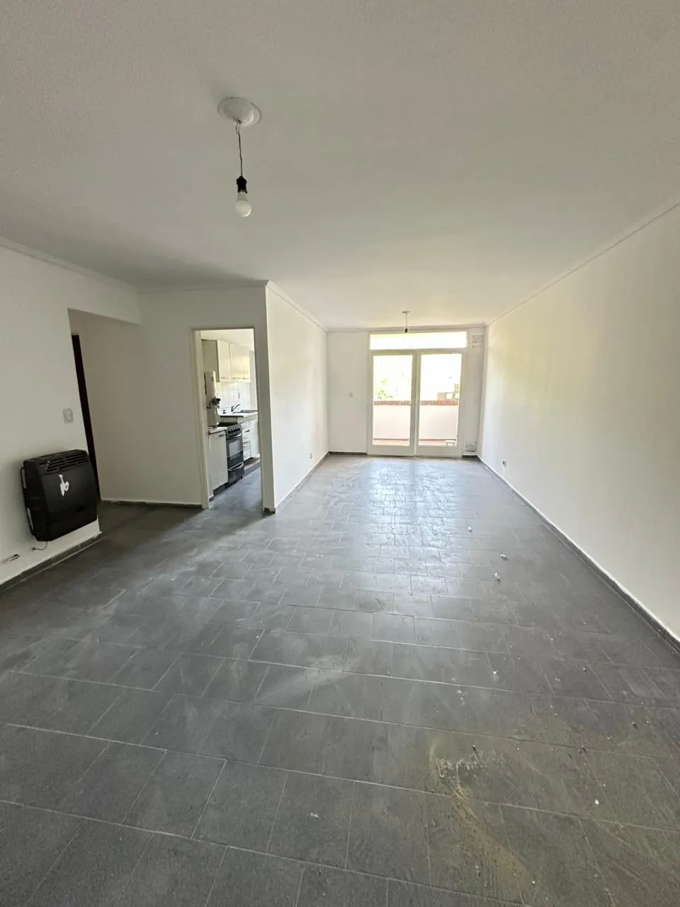 VENTA AMPLIO DEPARTAMENTO DE 3 DORMS CON BALCON - UBICACION ESTRATEGICA