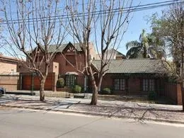 Casa amplia de 5 dormitorios EN VENTA, a metros del Colegio La Salle, Zona Norte