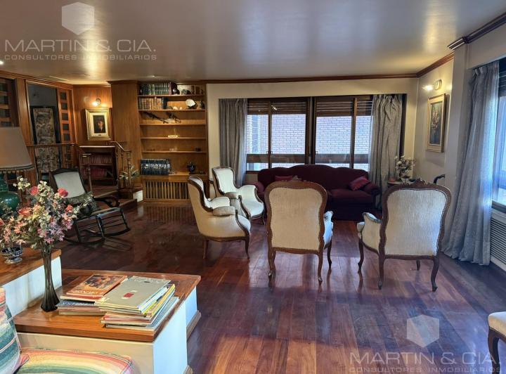 Departamento · 218m² · 8 Ambientes · 1 Cochera
