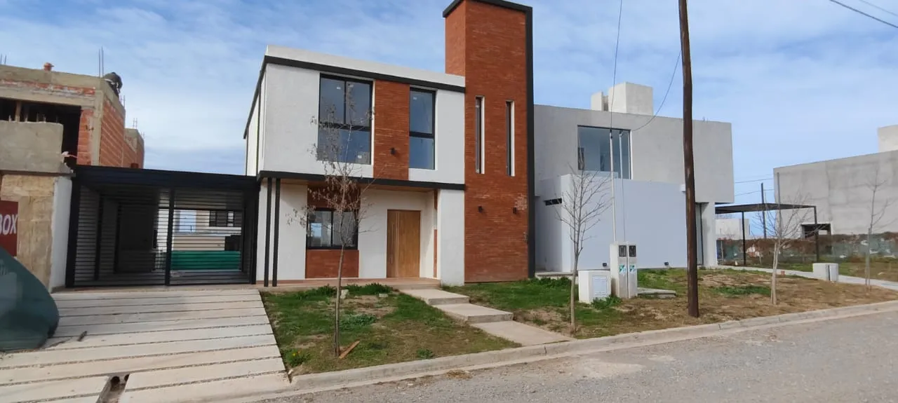 BARRIO CERRADO CASA EN VENTA DE 3 DORMITORIOS TEJAS 4