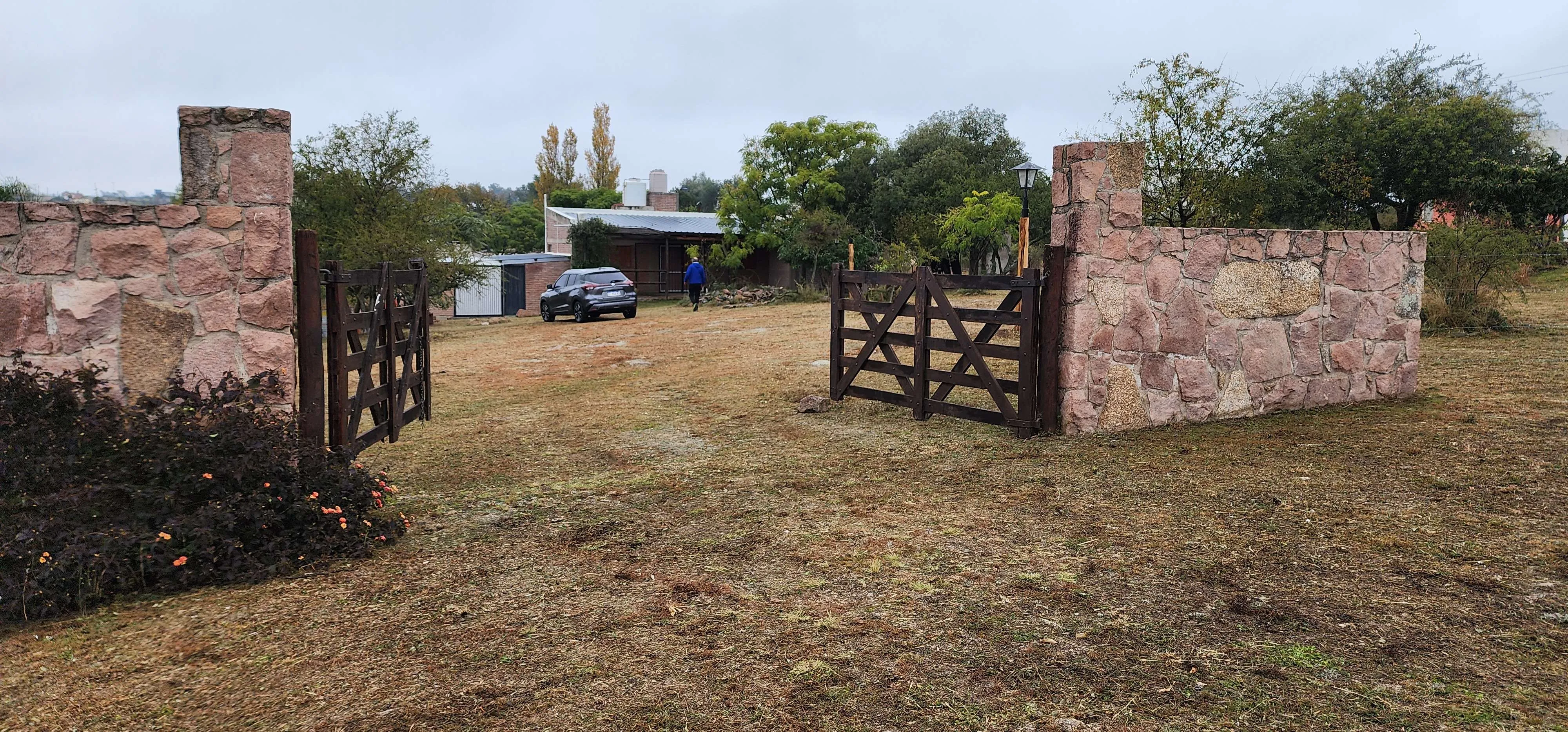 Tanti - casa con parque y pileta en venta