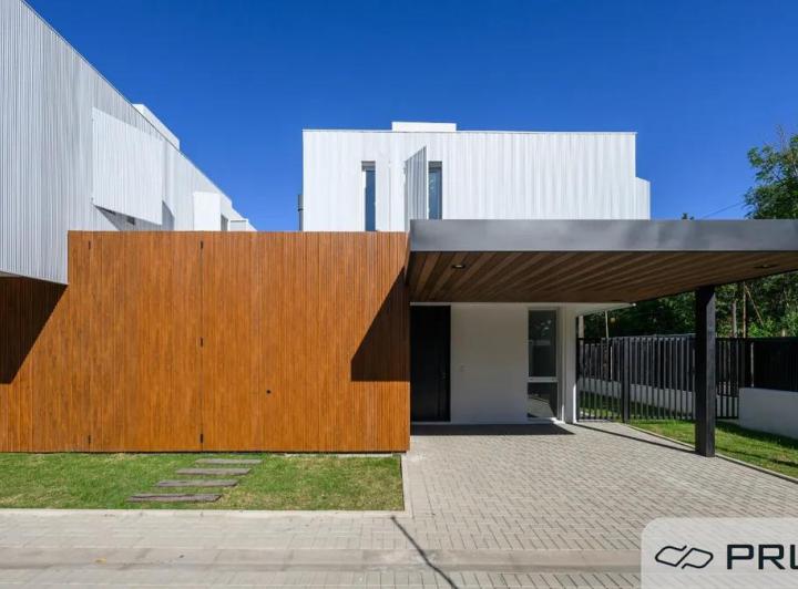 Casa · 159m² · 7 Ambientes · 2 Cocheras