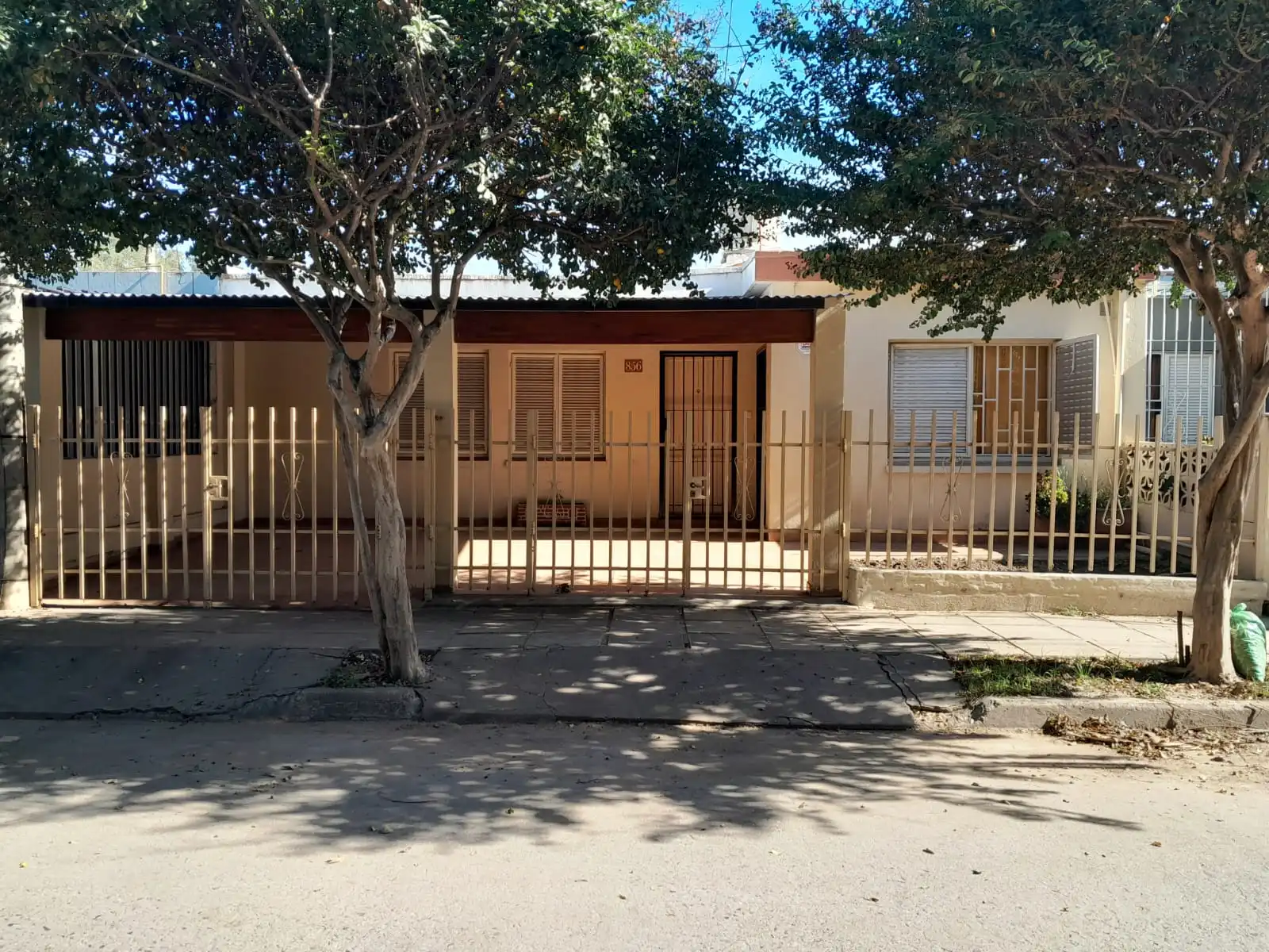 Los Gigantes vendo casa, APTA CRÉDITO, cuatro dormitorios, dos baños, patio.