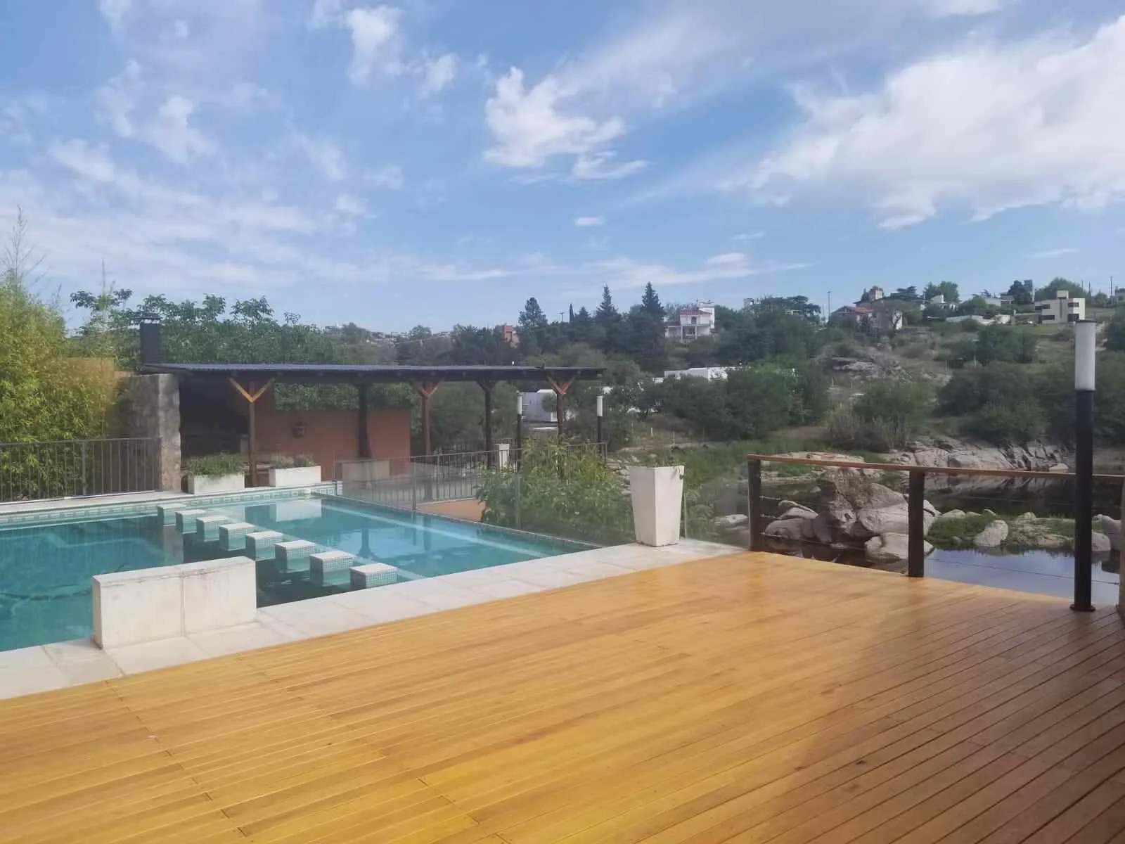 CARLOS PAZ IMPORTANTE PROPIEDAD C/PILETA SIN FIN AL LAGO