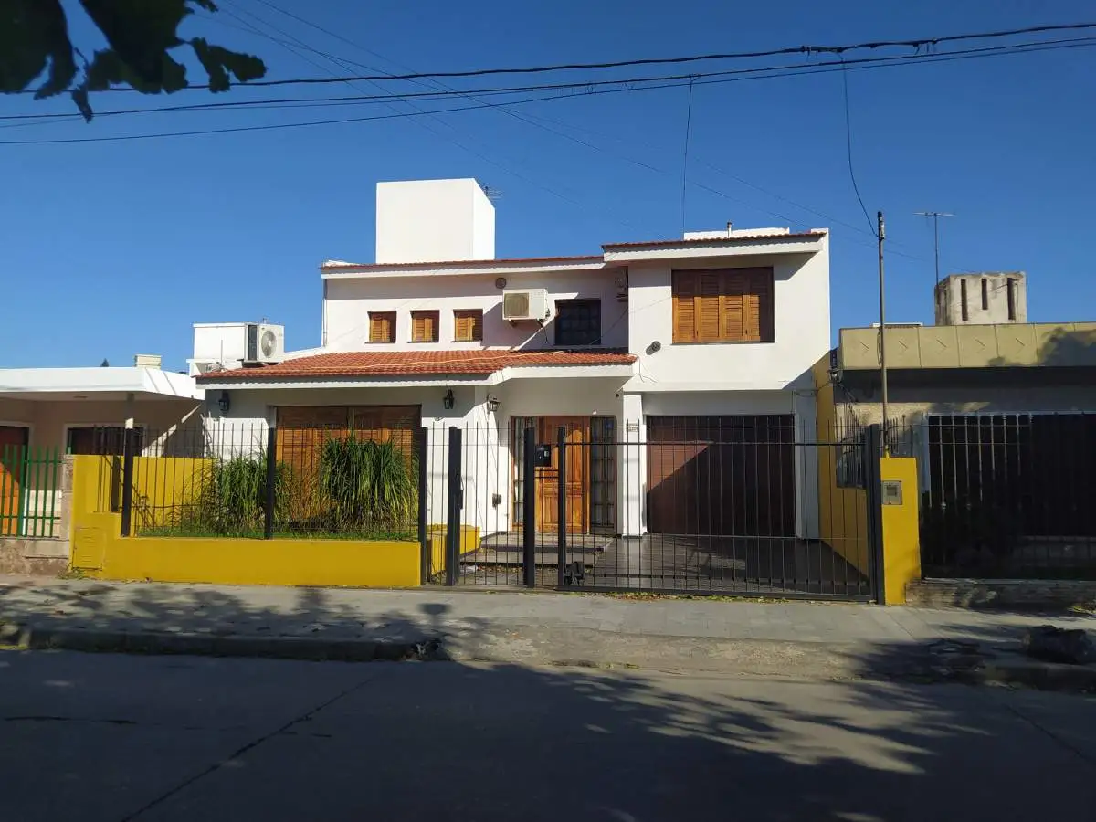 HERMOSA CASA EN VENTA EN BARRIO EMPALME - 4 DORMITORIOS