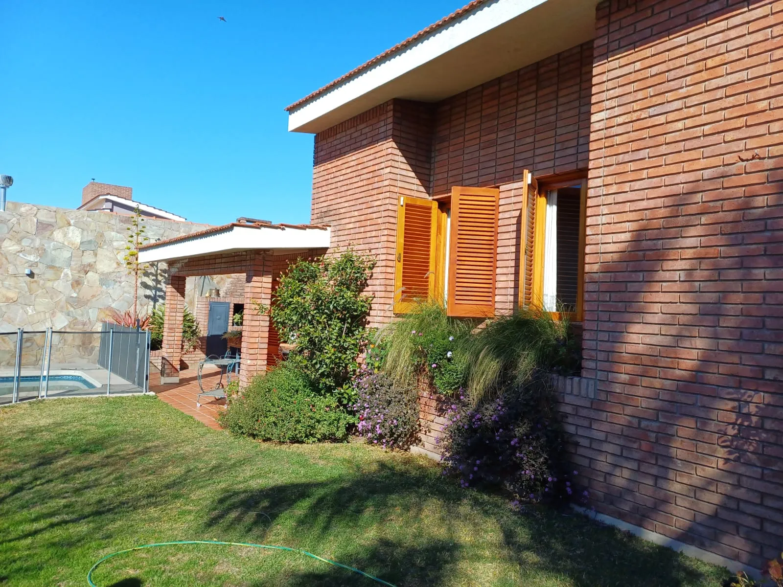 EXCELENTES!!  2 INMUEBLES CONTIGUOS EN ZONA CERRO DE LAS ROSAS