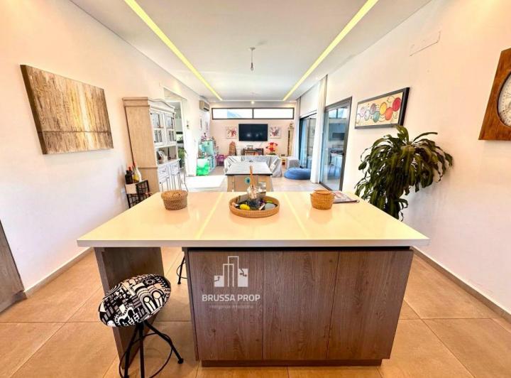 Casa · 190m² · 9 Ambientes · 1 Cochera