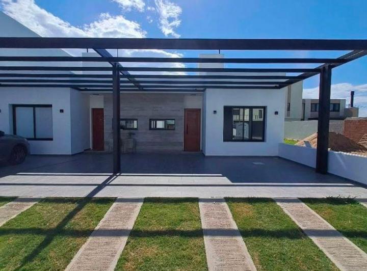 Casa · 104m² · 4 Ambientes · 2 Cocheras