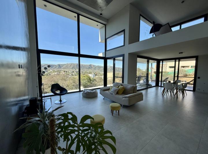 Casa · 882m² · 5 Ambientes · 2 Cocheras