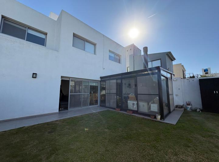 Casa · 190m² · 6 Ambientes · 1 Cochera