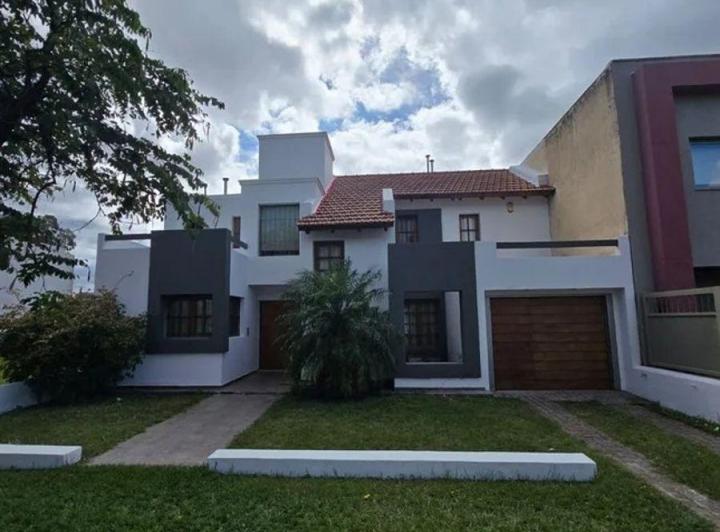 Casa · 250m² · 6 Ambientes
