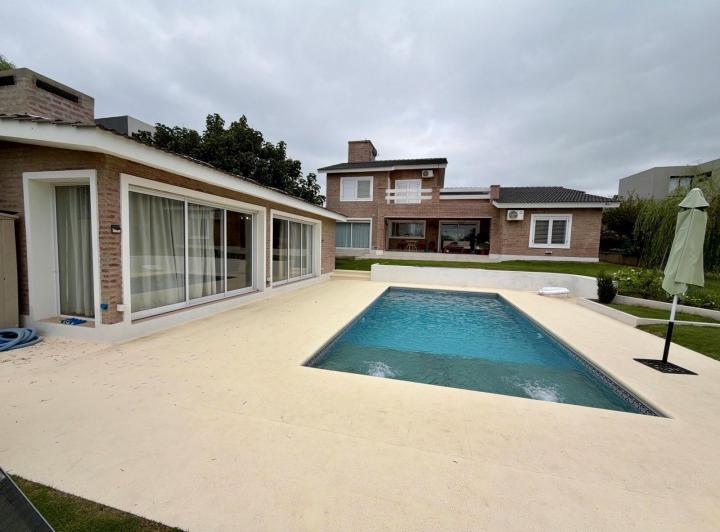Casa · 410m² · 7 Ambientes · 2 Cocheras