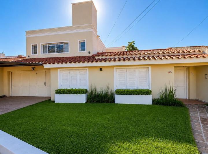 Casa · 300m² · 5 Ambientes · 2 Cocheras