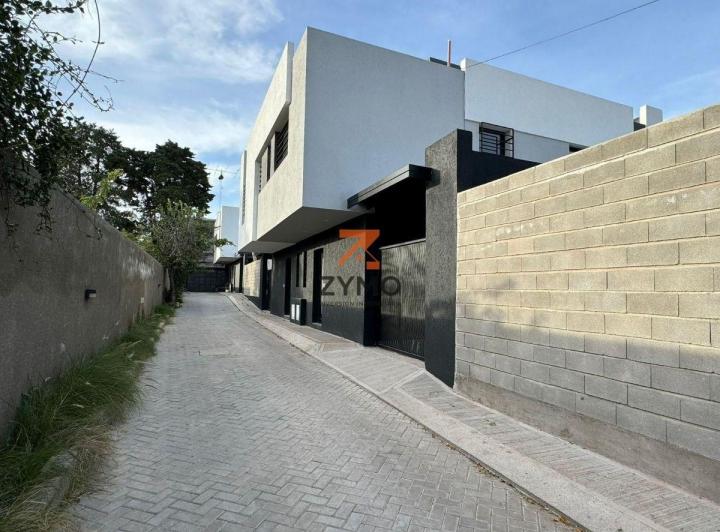 Casa · 160m² · 10 Ambientes · 1 Cochera
