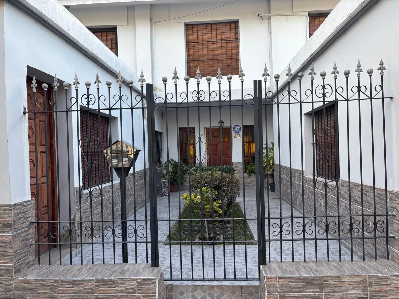 CASA VENTA 4 DORMITORIOS BARRIO GENERAL BUSTOS PILETA