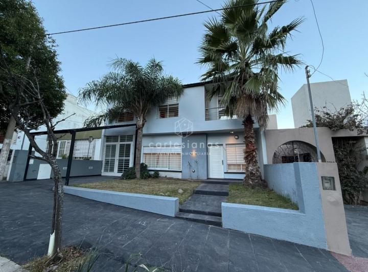 Casa · 173m² · 9 Ambientes · 2 Cocheras