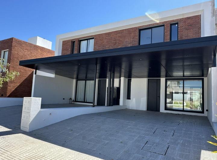 Casa · 220m² · 3 Dormitorios · 2 Cocheras