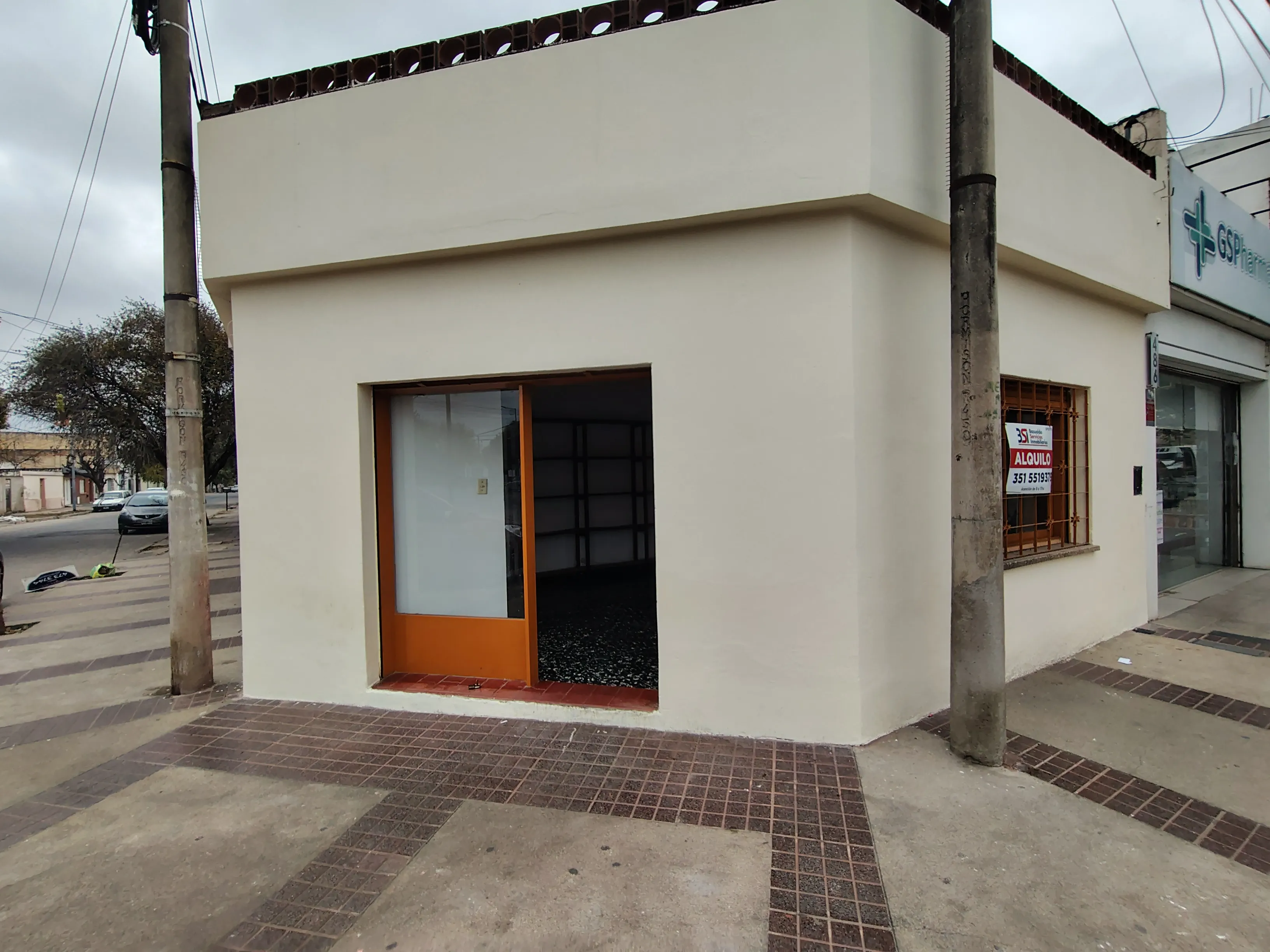 Local Comercial en Esquina | Excelente Visibilidad y Amplio Salón